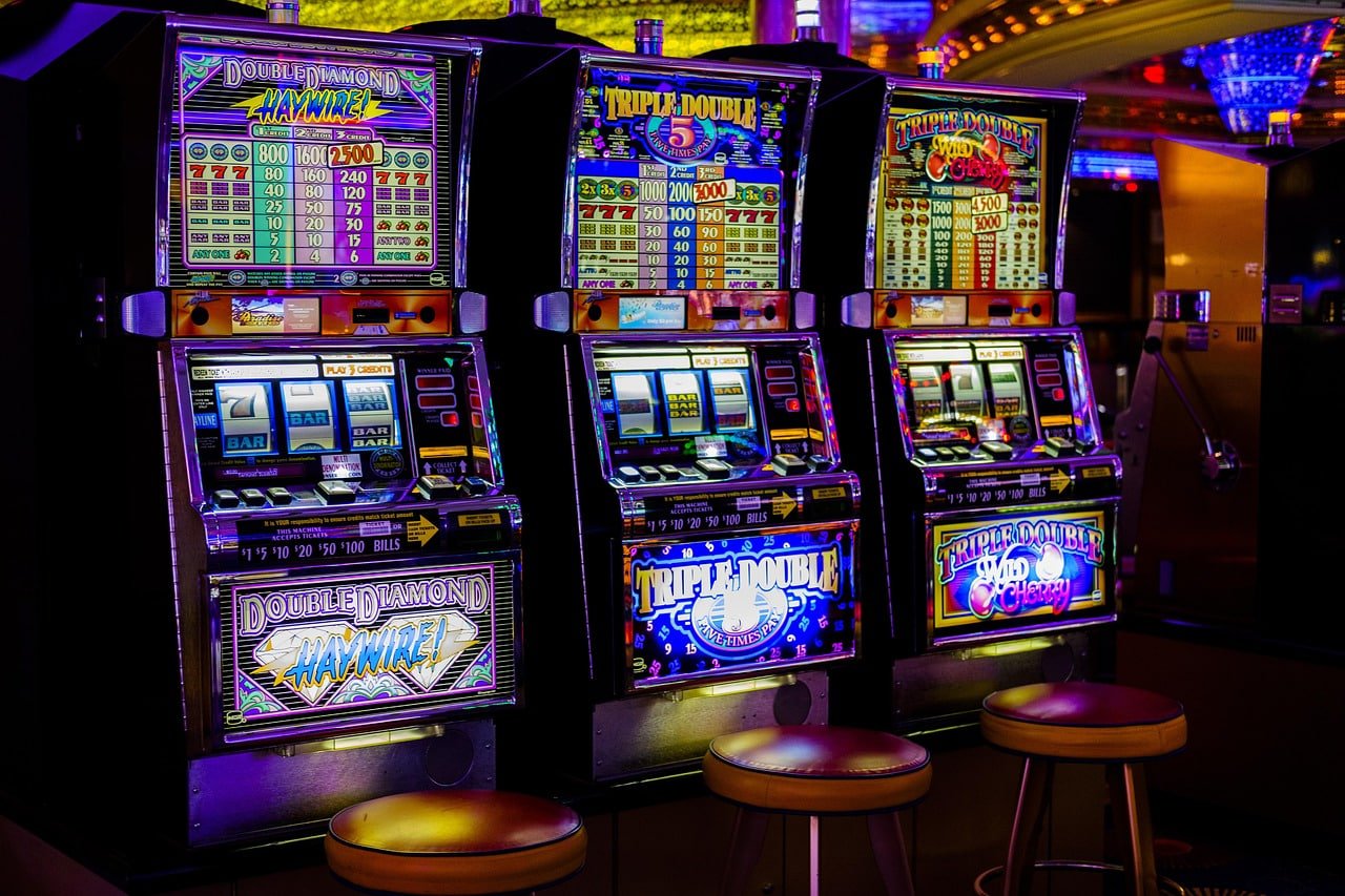 Layar permainan Speed Blackjack dengan kartu dealer dan pemain yang jelas